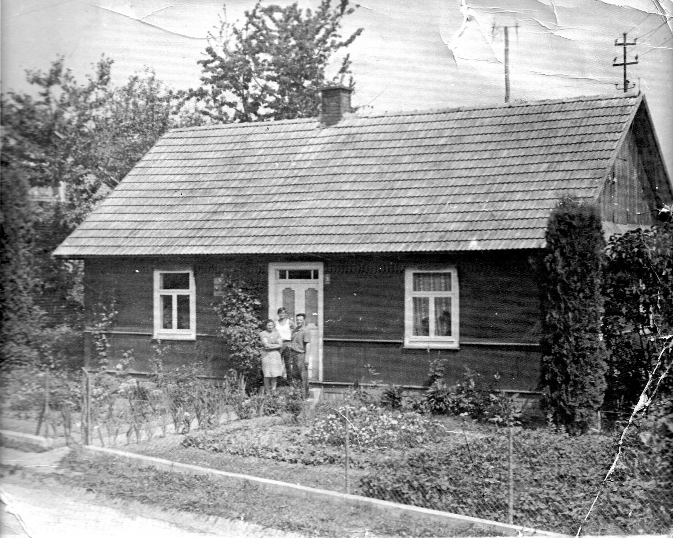 16. Dom rodziny Błońskich w Budach (Helena i Jan Błońscy z synem Stanisławem) lata 70-te